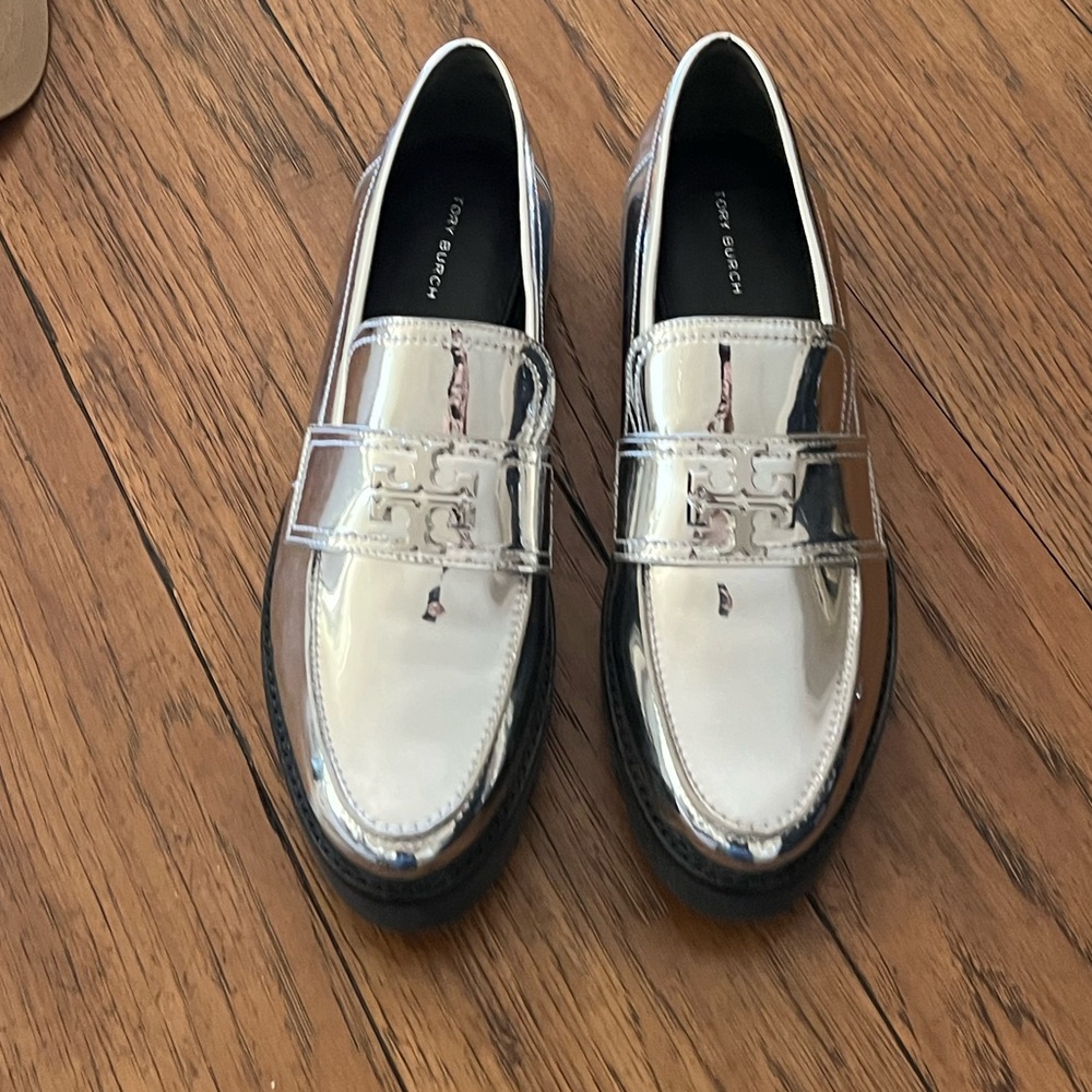 Tory Burch EVERLY SILVER MIRROR LOAFER SHOE 9 New